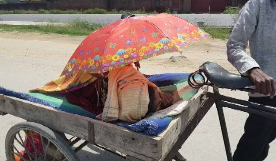 लॉकडाउन की बेबसी, पत्नी को ठेले पर लेटाकर अस्पताल ले गया पति
