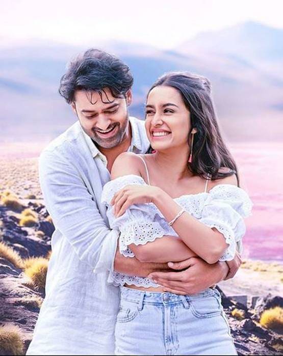 बॉलीवुड में कोरोना के खौफ की नई तस्वीर, एयरपोर्ट पर मास्क पहने दिखे प्रभास