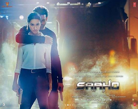 बॉलीवुड में कोरोना के खौफ की नई तस्वीर, एयरपोर्ट पर मास्क पहने दिखे प्रभास