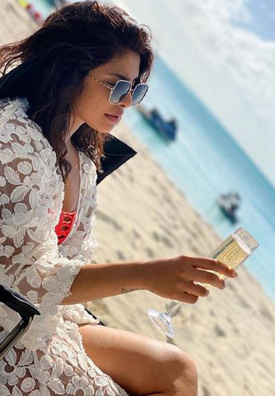 कैसे फैलता है कोरोना? किसे ज्यादा खतरा? प्र‍ियंका के खास सेशन में मिला जवाब