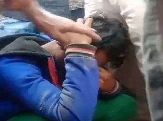 सलवार-सूट पहन गर्लफ्रेंड से मिलने पहुंचा, लोगों ने बच्चा चोर समझकर पीटा