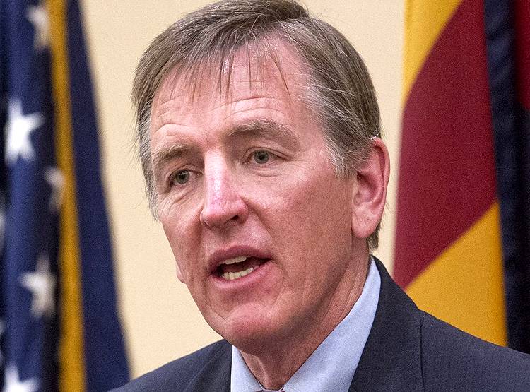 US के 2 सांसदों ने खुद को किया कैद, कोरोना पीड़ित से मिलाया था हाथ