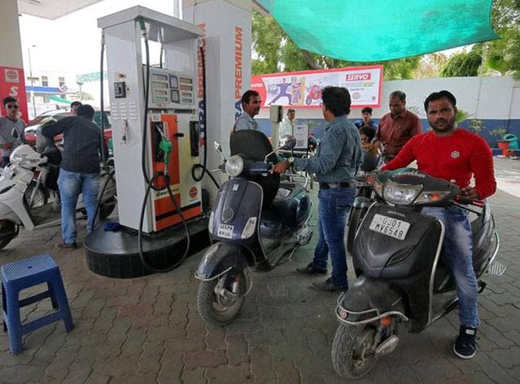 कोरोना के बीच महंगाई की मार, पेट्रोल से मोबाइल फोन तक होगा महंगा