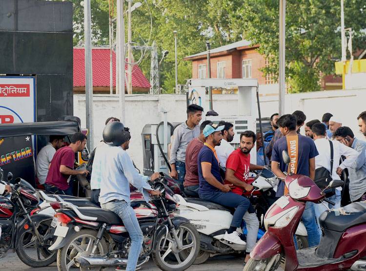 कोरोना के बीच महंगाई की मार, पेट्रोल से मोबाइल फोन तक होगा महंगा