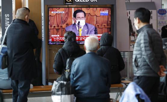 कोरोना फैलने के लिए धार्मिक नेता पर आरोप, घुटने टेक मांगी माफी