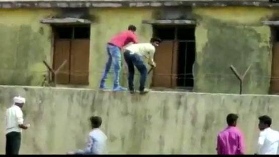 10वीं की हो रही थी परीक्षा, दीवार फांदकर दर्जनों ने पहुंचाई चिट्स