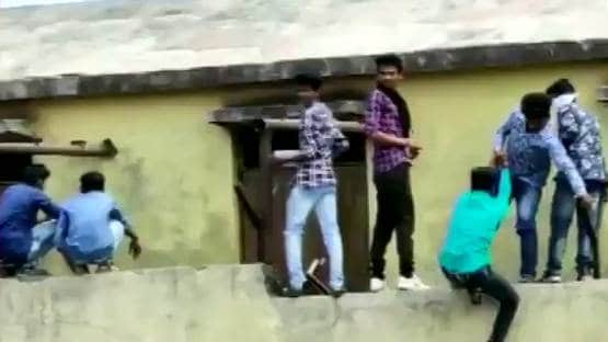 10वीं की हो रही थी परीक्षा, दीवार फांदकर दर्जनों ने पहुंचाई चिट्स