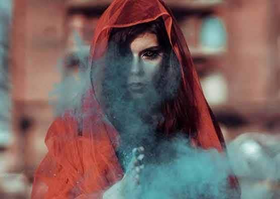 आंखें कलर कराने गई थी लड़की, टैटू वाले की एक गलती से हुई अंधी