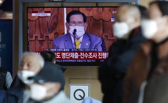 कोरोना फैलने के लिए धार्मिक नेता पर आरोप, घुटने टेक मांगी माफी