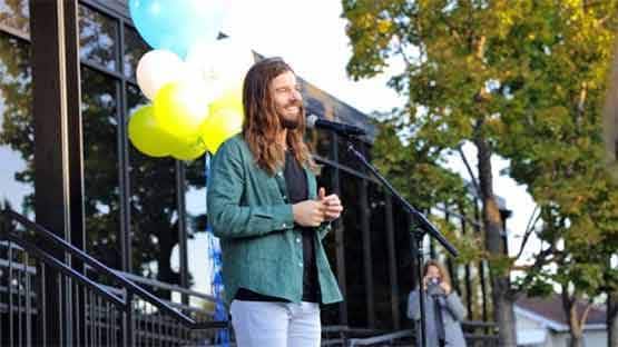 बॉस ने सबकी सैलरी कर दी 50 लाख, अपनी तनख्वाह 7 करोड़ घटाई