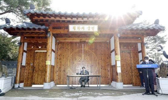 कोरोना फैलने के लिए धार्मिक नेता पर आरोप, घुटने टेक मांगी माफी