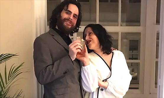 कोरोना संकट: खिड़की पर खड़े होकर कपल ने की शादी, Video वायरल