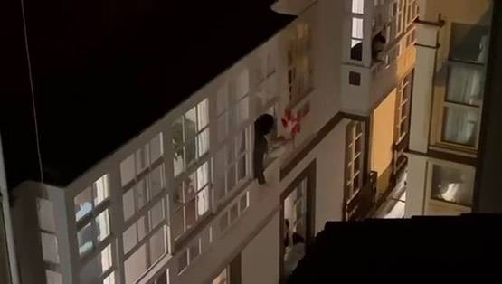 कोरोना संकट: खिड़की पर खड़े होकर कपल ने की शादी, Video वायरल