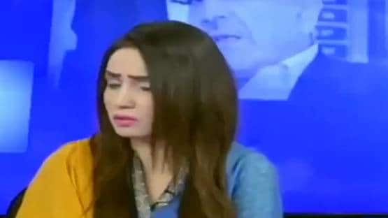 TV पर LIVE चर्चा कर रहा था एक्सपर्ट, टूटी कुर्सी, धड़ाम से गिरा