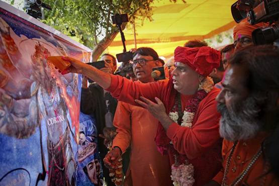 PHOTOS: दिल्ली में हुई गोमूत्र पार्टी, कोरोना वायरस भगाने के लिए लोगों ने पिया