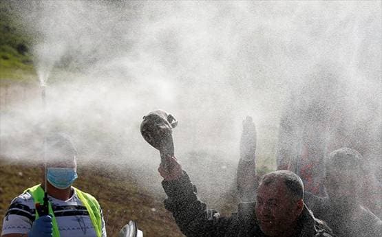 यूपी में मजदूरों को केमिकल से नहलाया, क्या दूसरे देशों में होता है ऐसा?