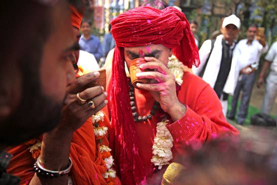 PHOTOS: दिल्ली में हुई गोमूत्र पार्टी, कोरोना वायरस भगाने के लिए लोगों ने पिया