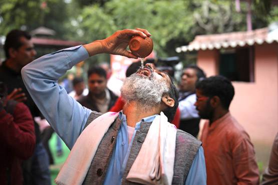 PHOTOS: दिल्ली में हुई गोमूत्र पार्टी, कोरोना वायरस भगाने के लिए लोगों ने पिया