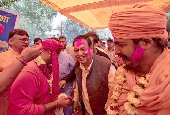 PHOTOS: दिल्ली में हुई गोमूत्र पार्टी, कोरोना वायरस भगाने के लिए लोगों ने पिया