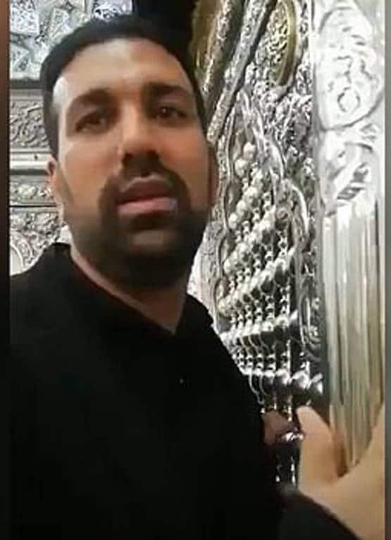 ईरान में कोरोना से मौतें, धार्मिक स्थल पर दरवाजे चाटते दिखे लोग