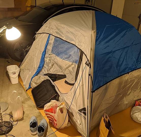 गैरेज में टेंट लगाकर रहता है कोरोना का डॉक्टर ताकि पत्नी-बच्चों को न हो खतरा