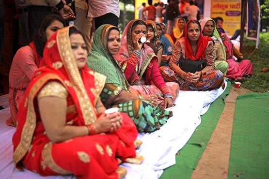 PHOTOS: दिल्ली में हुई गोमूत्र पार्टी, कोरोना वायरस भगाने के लिए लोगों ने पिया