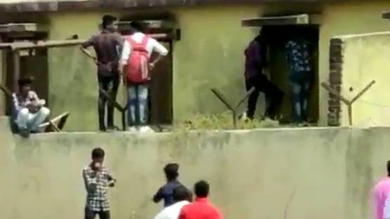 10वीं की हो रही थी परीक्षा, दीवार फांदकर दर्जनों ने पहुंचाई चिट्स