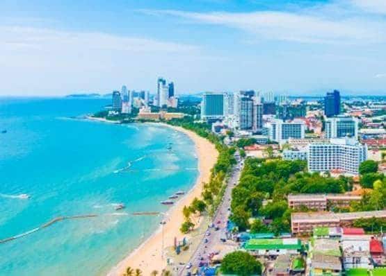 कोरोना वायरस संक्रमित महिला बीच पर एन्जॉय करते पकड़ी गई, लोग भड़के