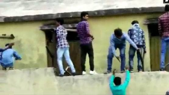 10वीं की हो रही थी परीक्षा, दीवार फांदकर दर्जनों ने पहुंचाई चिट्स