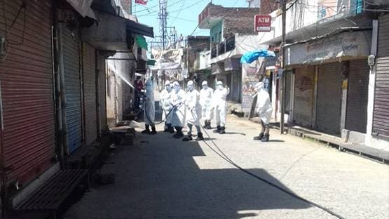 यूपी में सैनिटाइजर से नहलाए गए मजदूर, दूसरे देशों में भी होता है ऐसा?