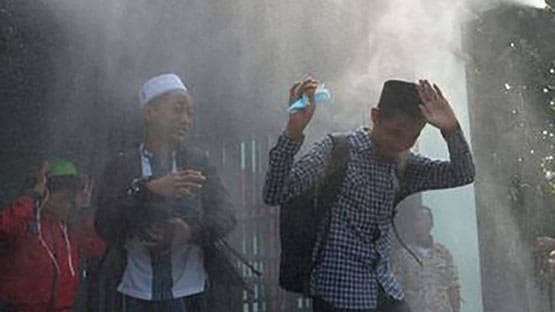 यूपी में मजदूरों को केमिकल से नहलाया, क्या दूसरे देशों में होता है ऐसा?