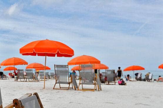 कोरोना वायरस संक्रमित महिला बीच पर एन्जॉय करते पकड़ी गई, लोग भड़के