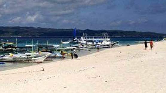 कोरोना वायरस संक्रमित महिला बीच पर एन्जॉय करते पकड़ी गई, लोग भड़के