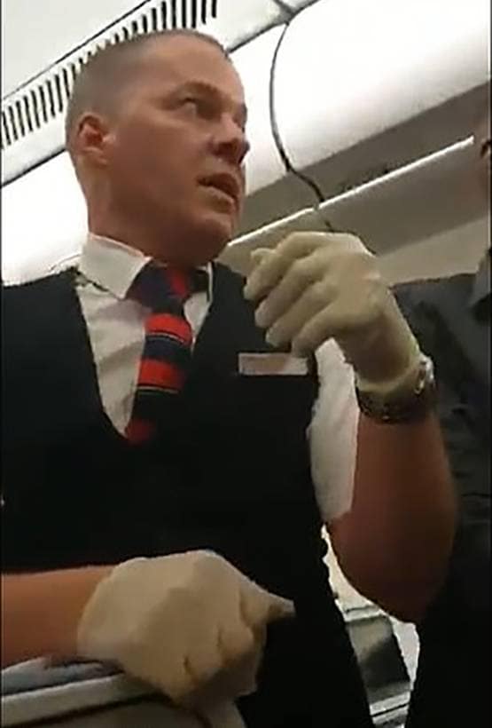 फ्लाइट में युवक ने एयर होस्टेस के मुंह पर थूका-थप्पड़ मारा, वायरल