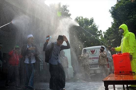 यूपी में मजदूरों को केमिकल से नहलाया, क्या दूसरे देशों में होता है ऐसा?