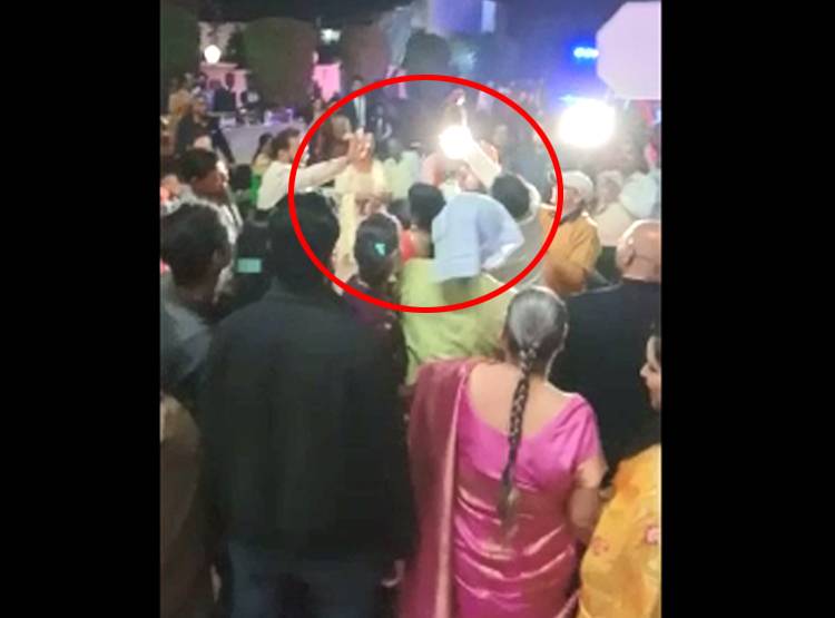 एक पिस्टल को 4 लोग खींच कर रहे थे डांस, आसमान में की दनादन फायर‍िंग