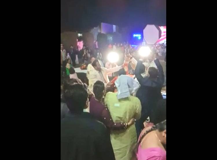 एक पिस्टल को 4 लोग खींच कर रहे थे डांस, आसमान में की दनादन फायर‍िंग