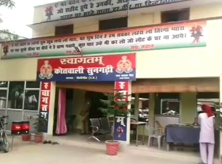 एक पिस्टल को 4 लोग खींच कर रहे थे डांस, आसमान में की दनादन फायर‍िंग