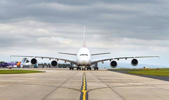 फ्लाइट में युवक ने एयर होस्टेस के मुंह पर थूका-थप्पड़ मारा, वायरल