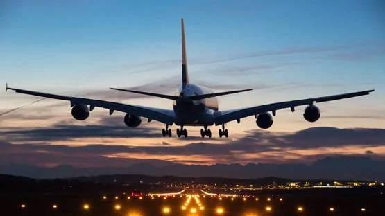 कोरोना का खौफ: प्लेन में पैसेंजर के छींकते ही पायलट खिड़की से कूदा