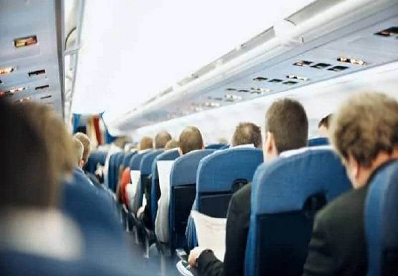 कोरोना का खौफ: प्लेन में पैसेंजर के छींकते ही पायलट खिड़की से कूदा