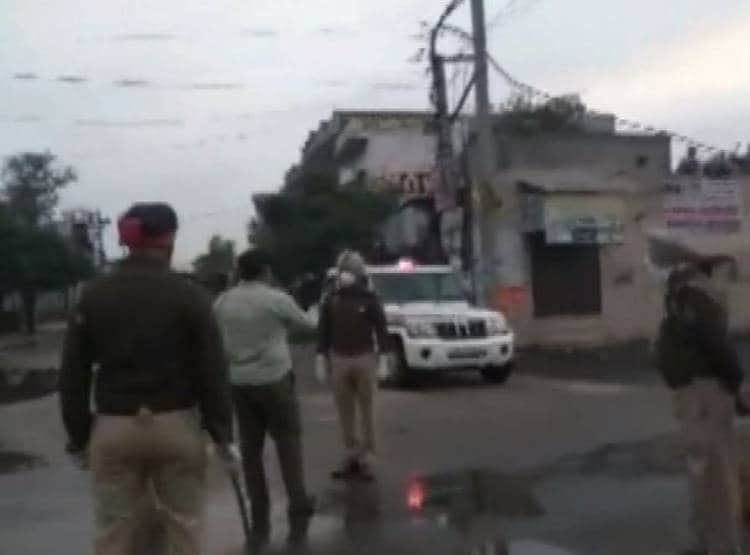 लॉकडाउन के वक्त शादी करना पड़ गया भारी, वर-वधू समेत 20 बारातियों पर केस