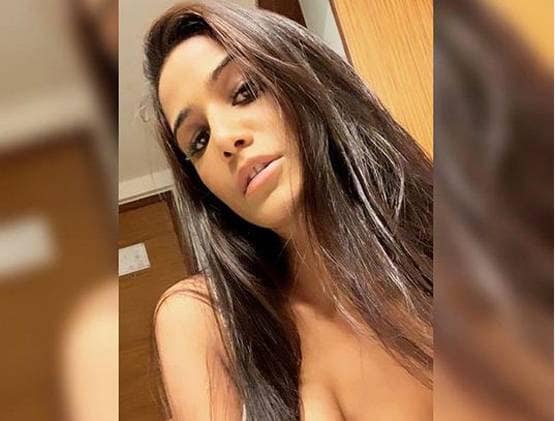 पूनम पांडे ने बॉयफ्रेंड संग शेयर की टॉपलेस फोटो, लोग बोले- अंकल दिखता है