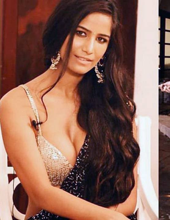 पूनम पांडे ने बॉयफ्रेंड संग शेयर की टॉपलेस फोटो, लोग बोले- अंकल दिखता है