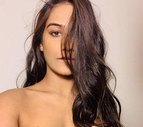 पूनम पांडे ने बॉयफ्रेंड संग शेयर की टॉपलेस फोटो, लोग बोले- अंकल दिखता है