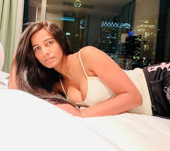 पूनम पांडे ने बॉयफ्रेंड संग शेयर की टॉपलेस फोटो, लोग बोले- अंकल दिखता है