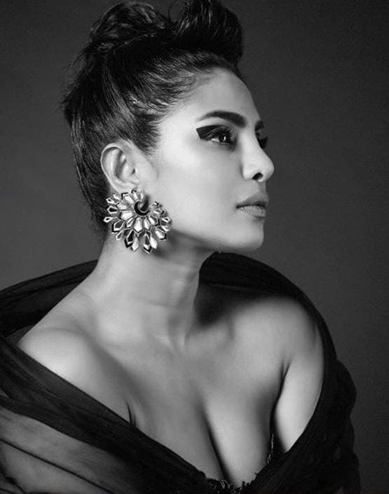 प्रियंका चोपड़ा का ग्लैमरस फोटोशूट, दिखा एक्ट्रेस का बोल्ड अंदाज