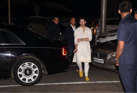 होली मनाने इस अंदाज में पहुंचे प्रियंका-निक, ये सेलेब्स भी हुए शामिल