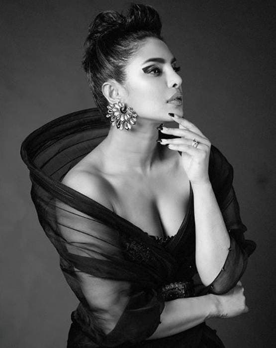 प्रियंका चोपड़ा का ग्लैमरस फोटोशूट, दिखा एक्ट्रेस का बोल्ड अंदाज