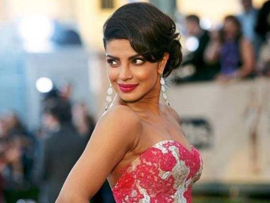 करीना से प्रियंका तक, इन स्टार्स ने बिना फीस लिए दिए हिट नंबर